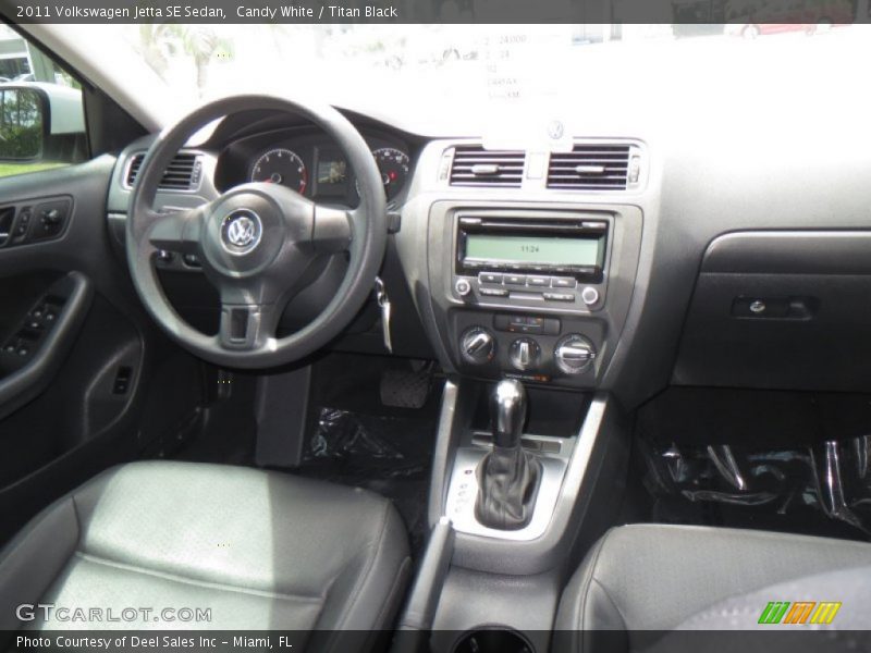 Candy White / Titan Black 2011 Volkswagen Jetta SE Sedan