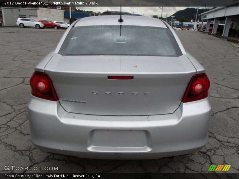 Bright Silver Metallic / Black 2012 Dodge Avenger SE