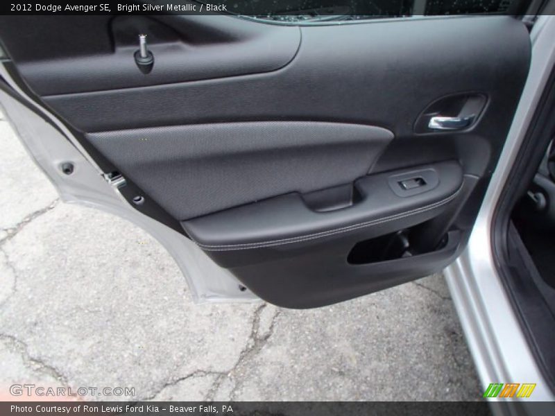 Bright Silver Metallic / Black 2012 Dodge Avenger SE