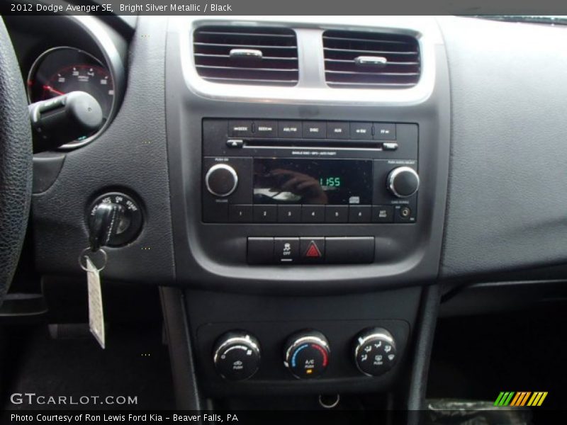 Bright Silver Metallic / Black 2012 Dodge Avenger SE
