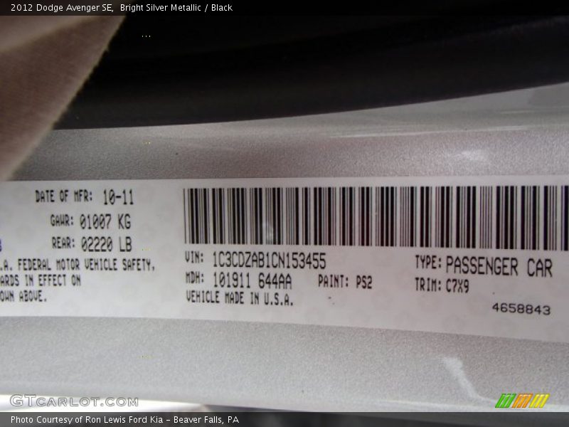 Bright Silver Metallic / Black 2012 Dodge Avenger SE