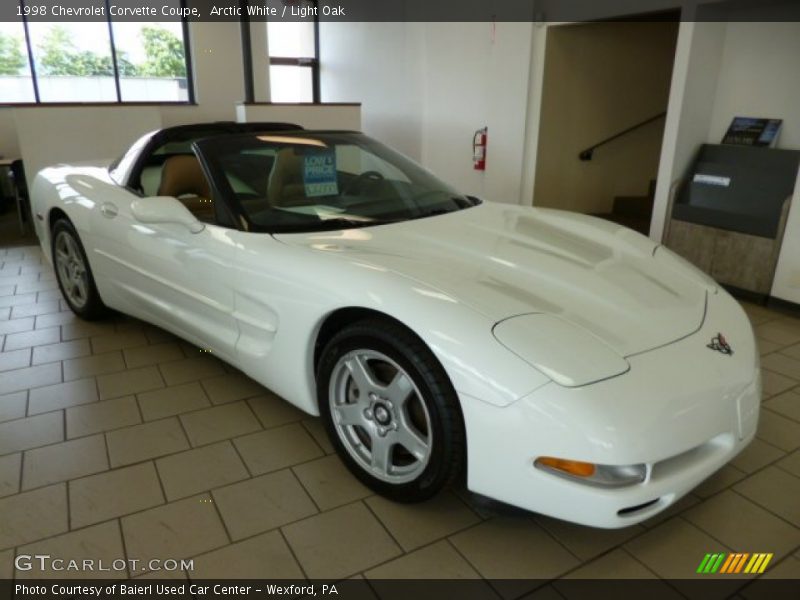 Arctic White / Light Oak 1998 Chevrolet Corvette Coupe