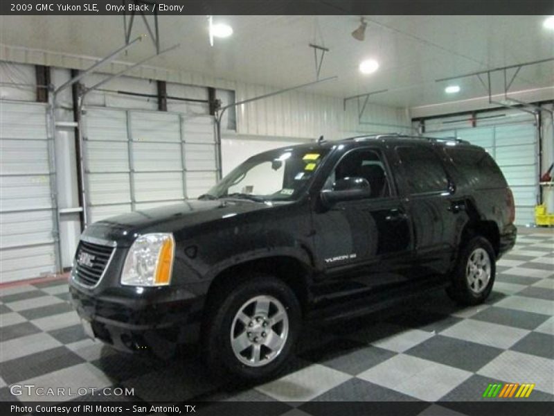 Front 3/4 View of 2009 Yukon SLE