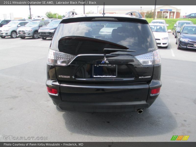 Labrador Black Pearl / Black 2011 Mitsubishi Outlander SE AWD