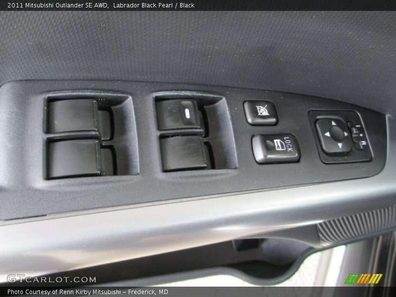 Labrador Black Pearl / Black 2011 Mitsubishi Outlander SE AWD