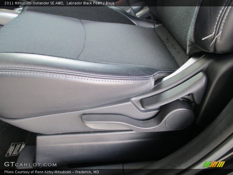 Labrador Black Pearl / Black 2011 Mitsubishi Outlander SE AWD