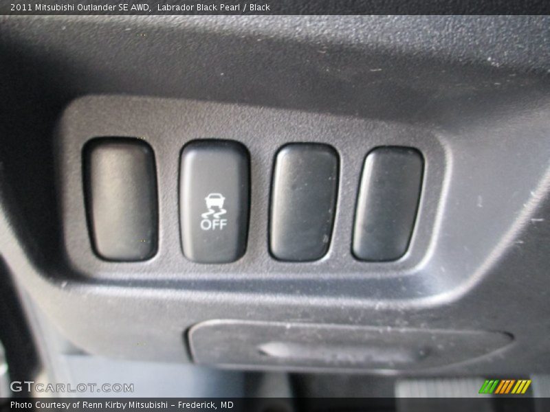 Labrador Black Pearl / Black 2011 Mitsubishi Outlander SE AWD