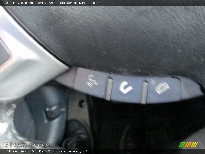 Labrador Black Pearl / Black 2011 Mitsubishi Outlander SE AWD