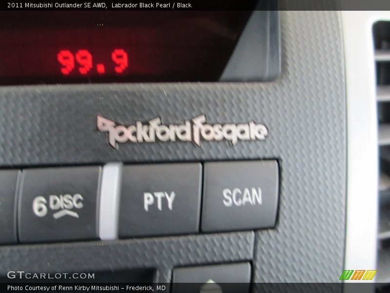 Labrador Black Pearl / Black 2011 Mitsubishi Outlander SE AWD