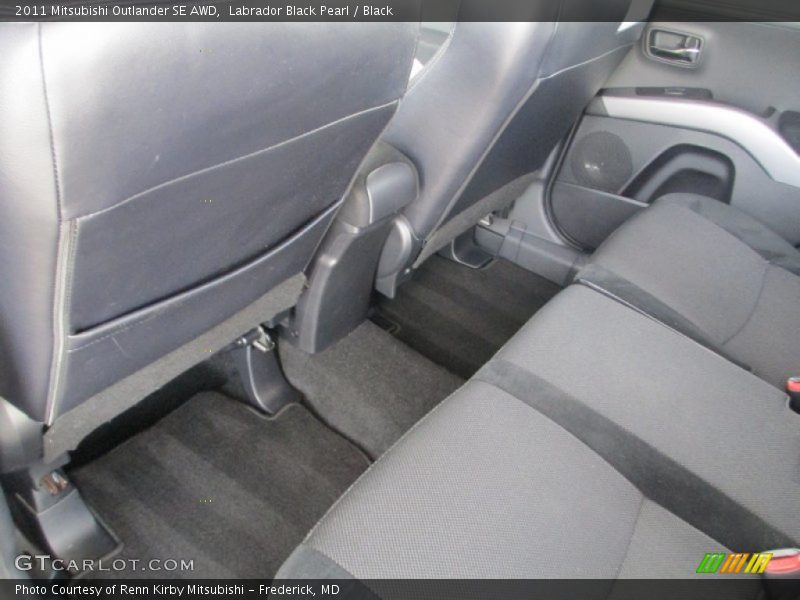 Labrador Black Pearl / Black 2011 Mitsubishi Outlander SE AWD