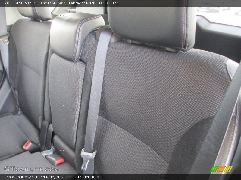 Labrador Black Pearl / Black 2011 Mitsubishi Outlander SE AWD