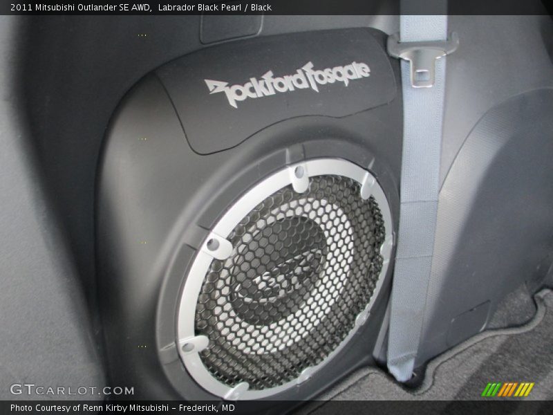 Labrador Black Pearl / Black 2011 Mitsubishi Outlander SE AWD