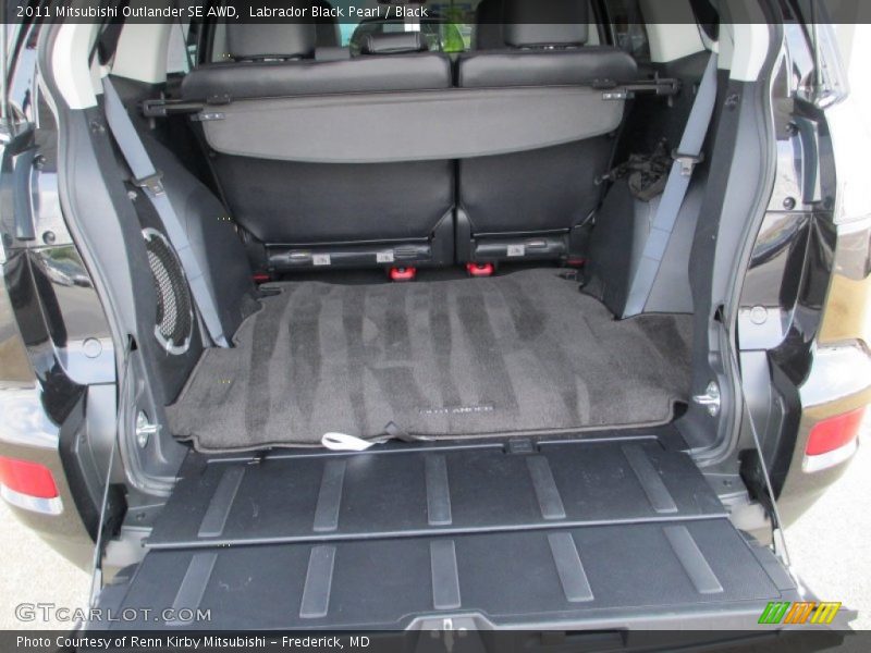 Labrador Black Pearl / Black 2011 Mitsubishi Outlander SE AWD