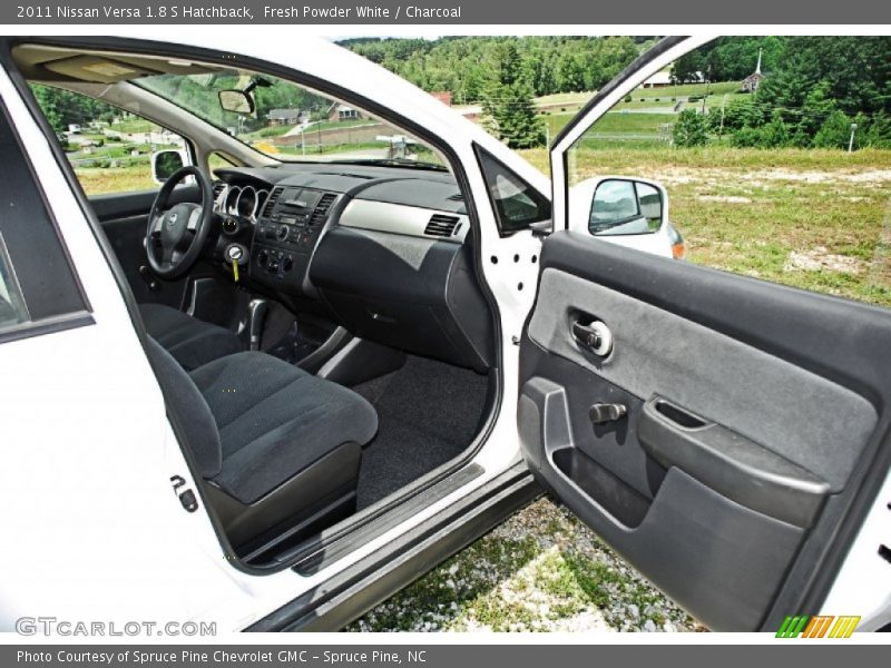 Front Seat of 2011 Versa 1.8 S Hatchback