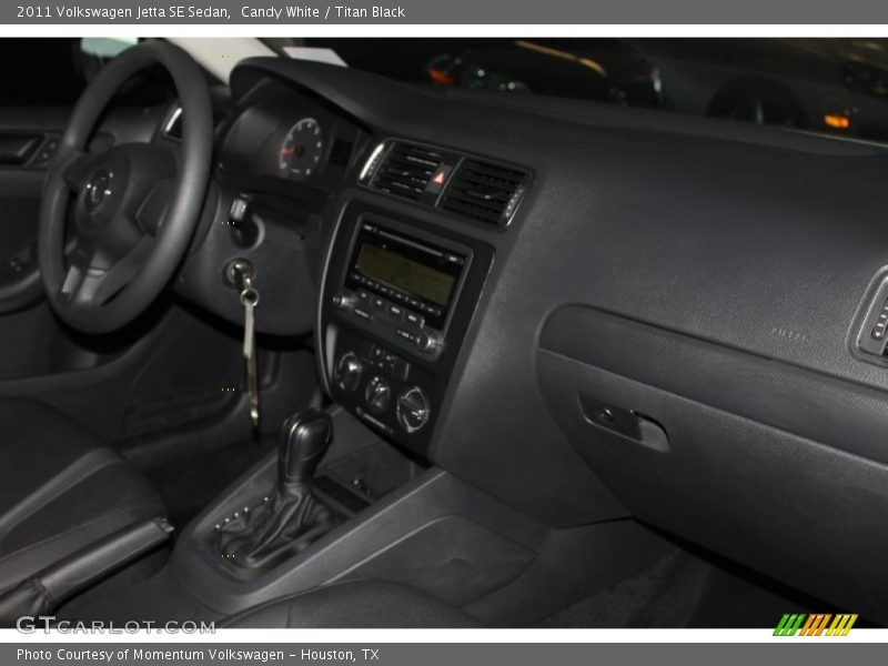 Candy White / Titan Black 2011 Volkswagen Jetta SE Sedan