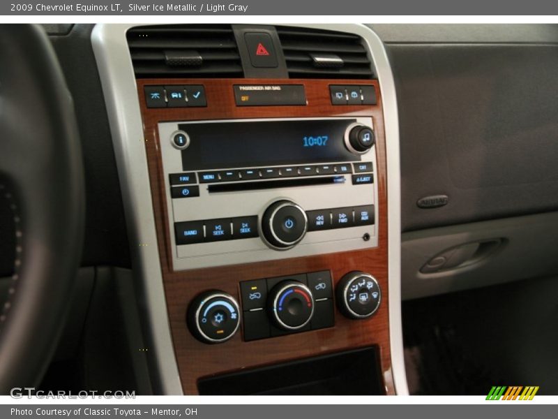 Silver Ice Metallic / Light Gray 2009 Chevrolet Equinox LT
