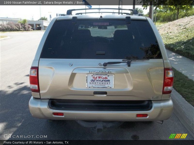 Sahara Beige Metallic / Blond 1999 Nissan Pathfinder LE