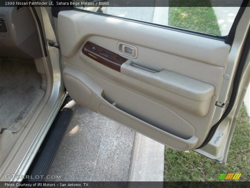 Sahara Beige Metallic / Blond 1999 Nissan Pathfinder LE