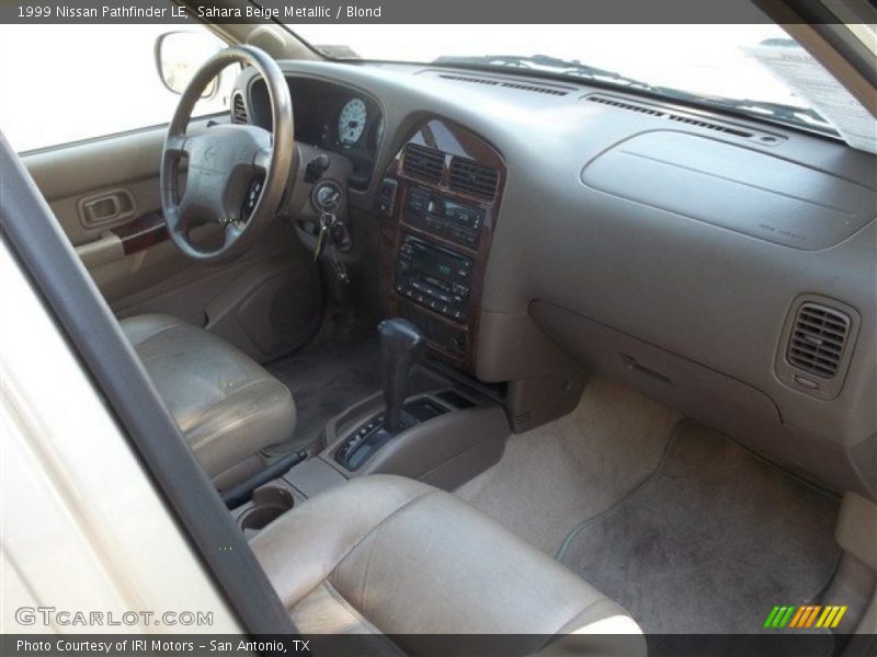 Sahara Beige Metallic / Blond 1999 Nissan Pathfinder LE