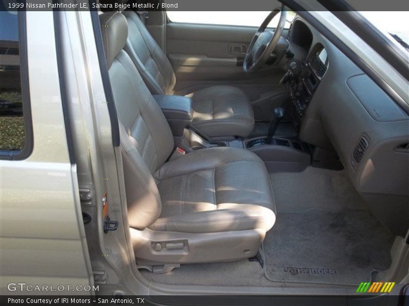 Sahara Beige Metallic / Blond 1999 Nissan Pathfinder LE