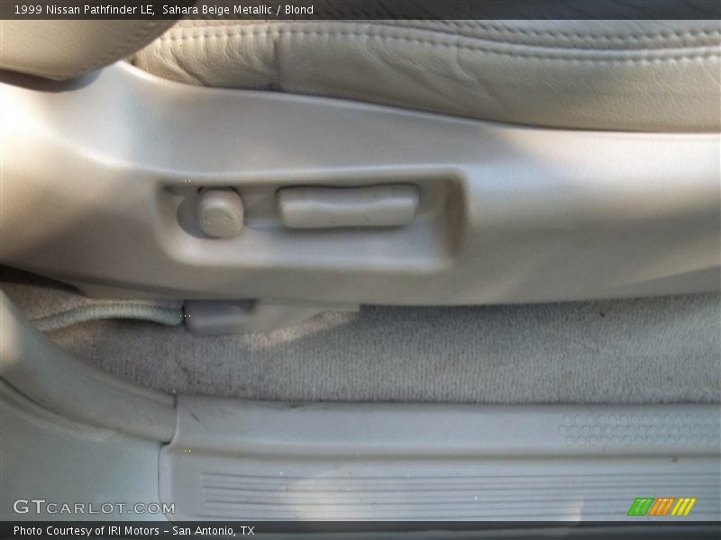 Sahara Beige Metallic / Blond 1999 Nissan Pathfinder LE