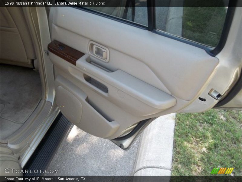 Sahara Beige Metallic / Blond 1999 Nissan Pathfinder LE