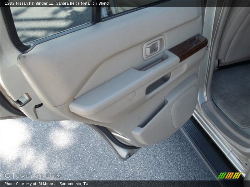 Sahara Beige Metallic / Blond 1999 Nissan Pathfinder LE