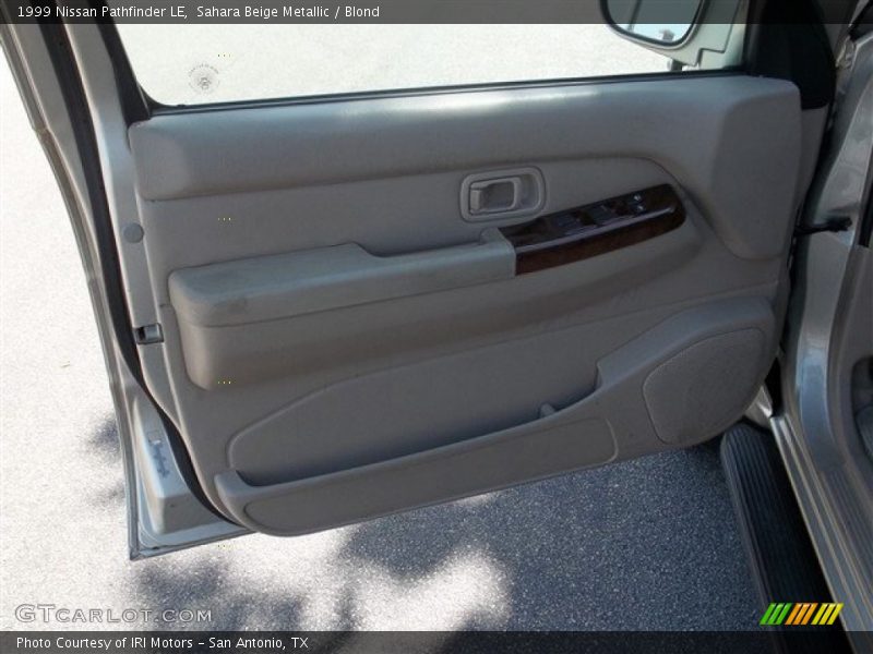 Sahara Beige Metallic / Blond 1999 Nissan Pathfinder LE