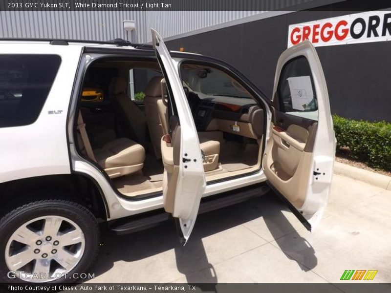 White Diamond Tricoat / Light Tan 2013 GMC Yukon SLT