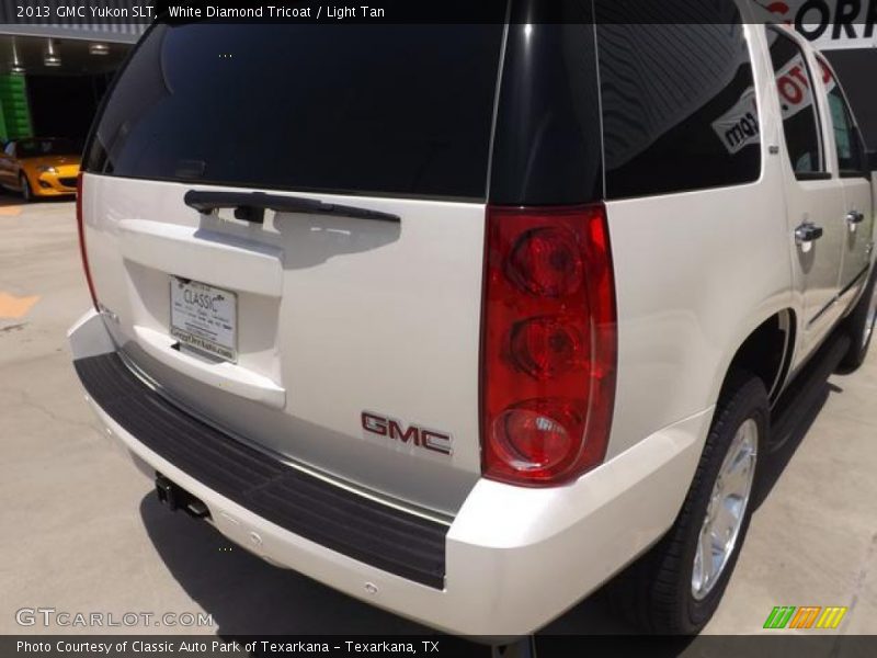 White Diamond Tricoat / Light Tan 2013 GMC Yukon SLT