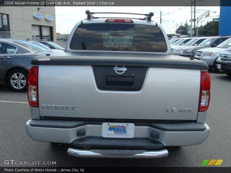 Radiant Silver / Charcoal 2006 Nissan Frontier LE Crew Cab 4x4