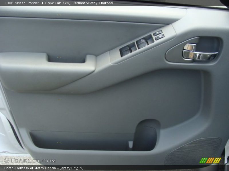 Radiant Silver / Charcoal 2006 Nissan Frontier LE Crew Cab 4x4