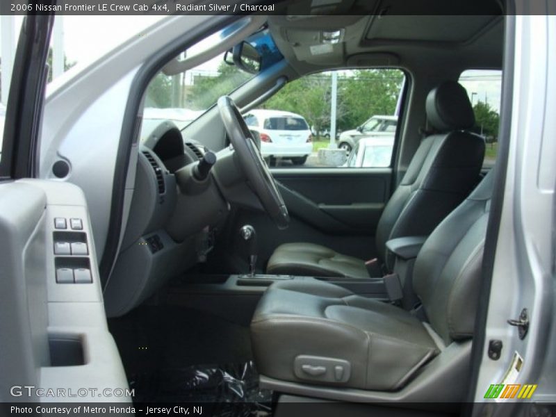 Radiant Silver / Charcoal 2006 Nissan Frontier LE Crew Cab 4x4