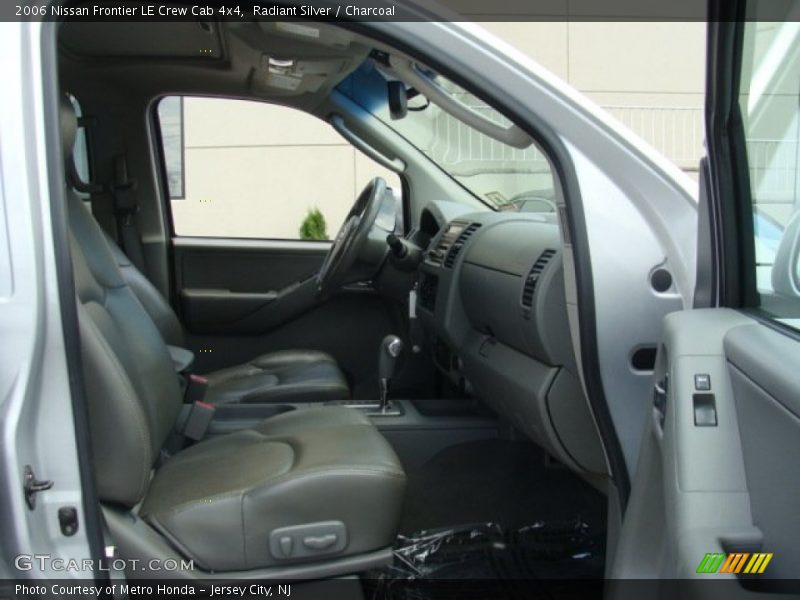 Radiant Silver / Charcoal 2006 Nissan Frontier LE Crew Cab 4x4