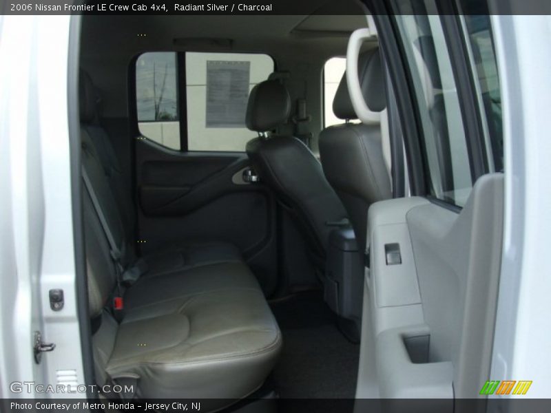 Radiant Silver / Charcoal 2006 Nissan Frontier LE Crew Cab 4x4