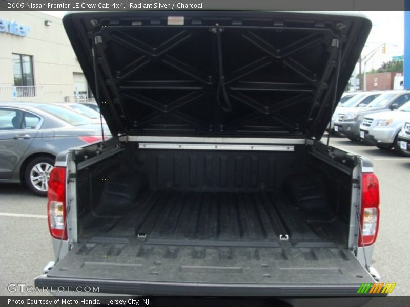 Radiant Silver / Charcoal 2006 Nissan Frontier LE Crew Cab 4x4