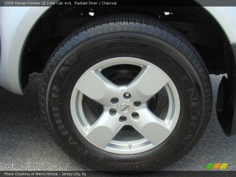 Radiant Silver / Charcoal 2006 Nissan Frontier LE Crew Cab 4x4
