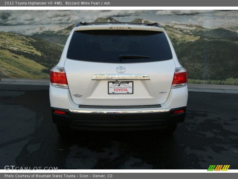 Blizzard White Pearl / Ash 2013 Toyota Highlander V6 4WD