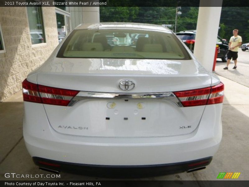 Blizzard White Pearl / Almond 2013 Toyota Avalon XLE