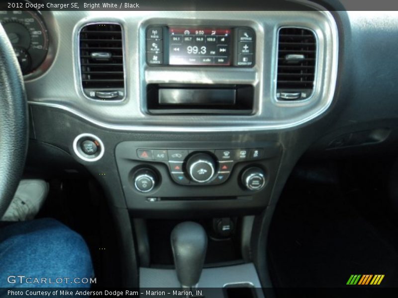 Bright White / Black 2012 Dodge Charger SE