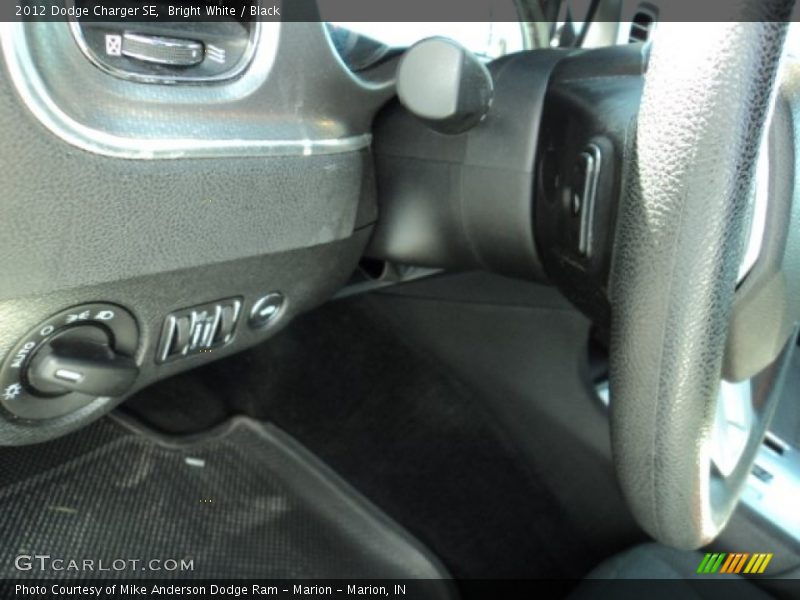 Bright White / Black 2012 Dodge Charger SE