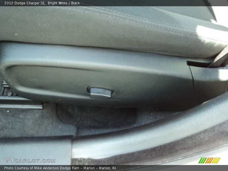 Bright White / Black 2012 Dodge Charger SE
