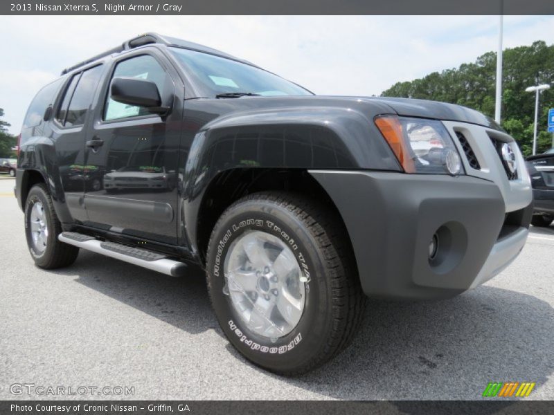 Front 3/4 View of 2013 Xterra S