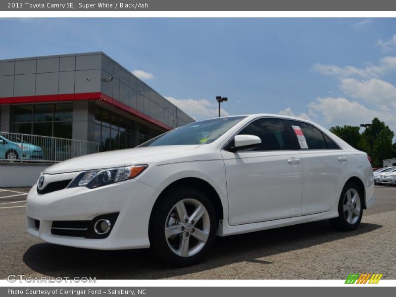 Super White / Black/Ash 2013 Toyota Camry SE
