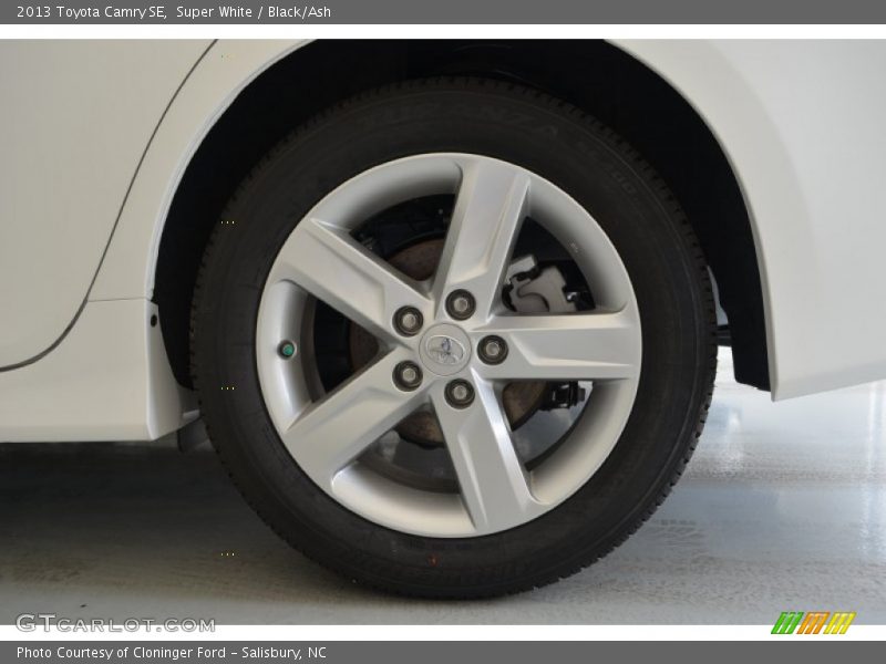 Super White / Black/Ash 2013 Toyota Camry SE