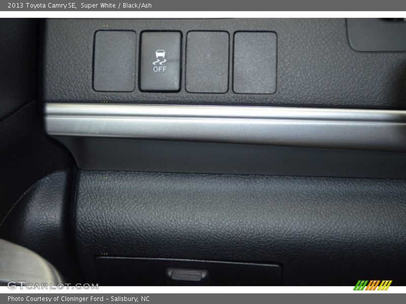 Super White / Black/Ash 2013 Toyota Camry SE