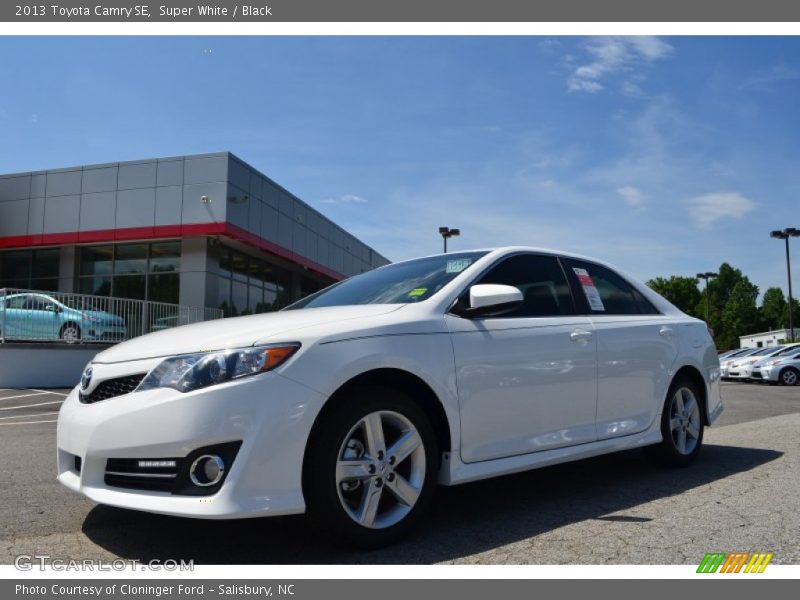 Super White / Black 2013 Toyota Camry SE