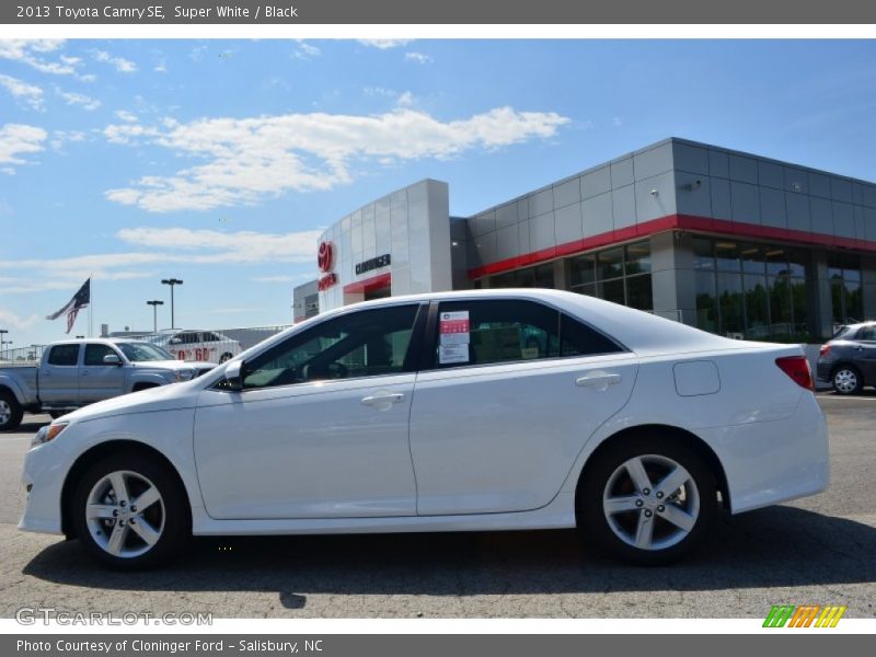 Super White / Black 2013 Toyota Camry SE