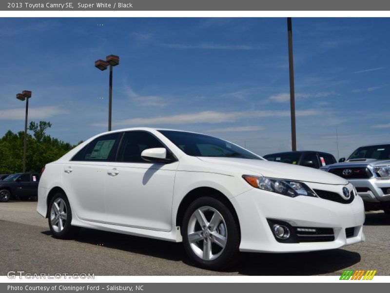 Super White / Black 2013 Toyota Camry SE