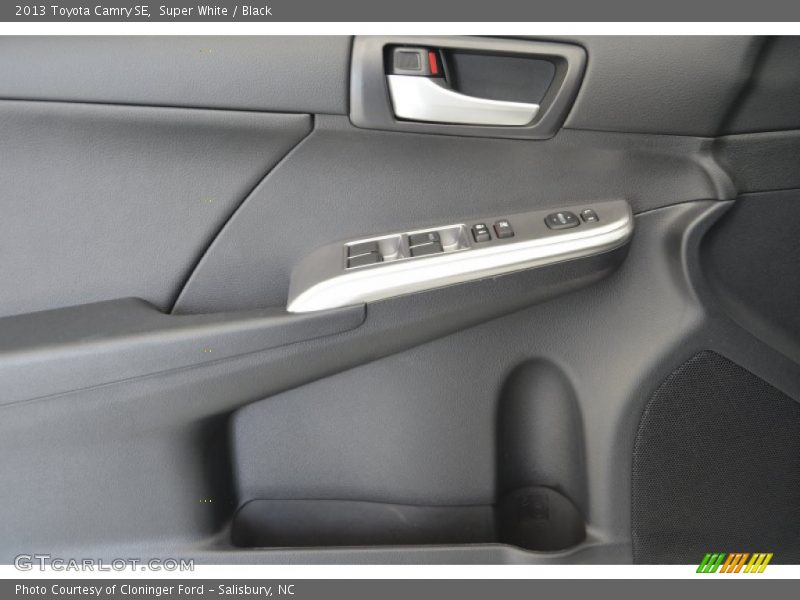 Super White / Black 2013 Toyota Camry SE